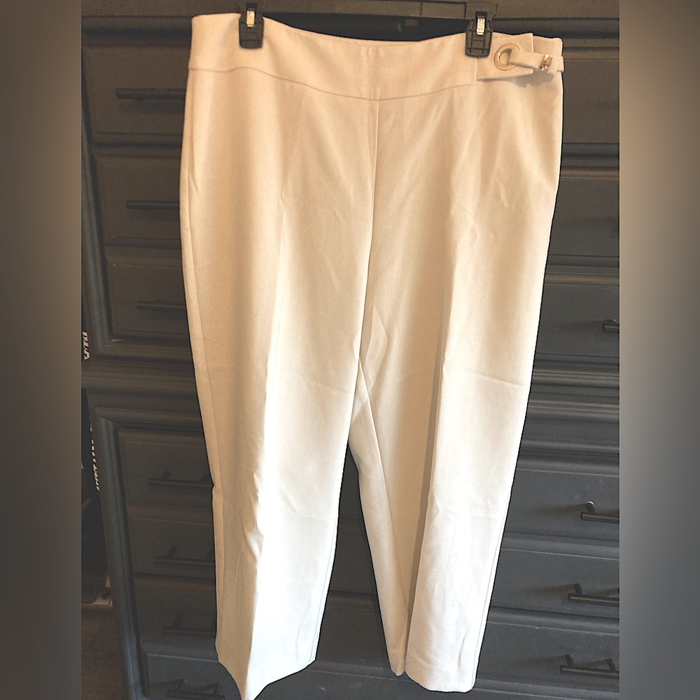 Chico’s ultimate fit cropped pants size 2 (women’s large in standard size)